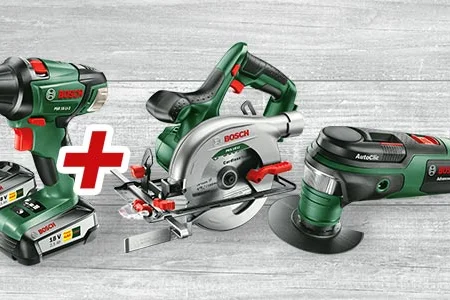 Drei Elektrowerkzeuge auf einem Tisch